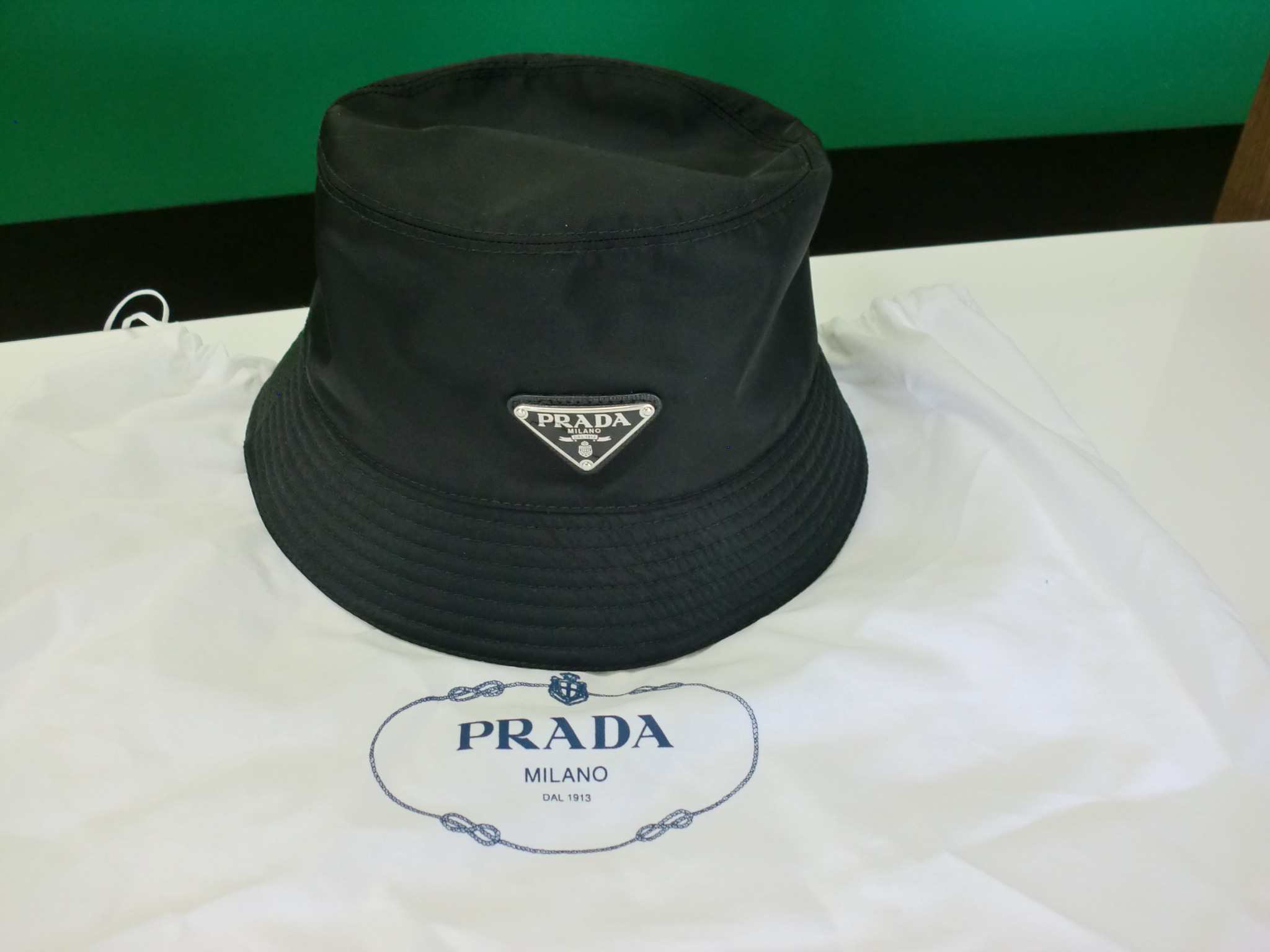PRADA プラダ 三角プレート 帽子  ナイロン ブラック 