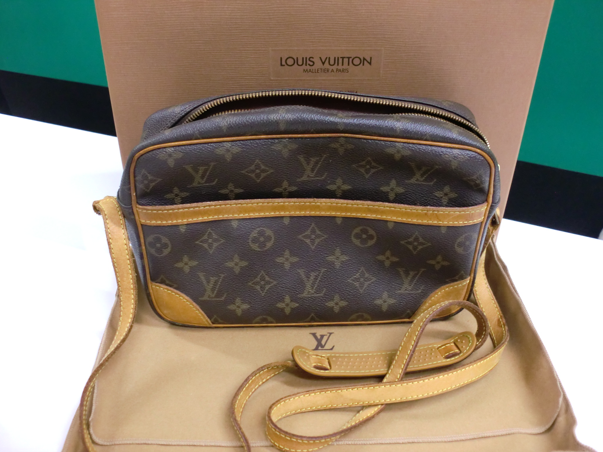 LOUIS VUITTON ルイヴィトン  モノグラム 　トロカテロ